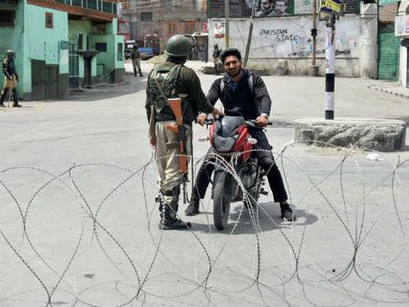 सीजफायर के दौरान श्रीनगर में आतंकी पुलिस जवान की राइफल छीनकर भागे, सर्च ऑपरेशन जारी