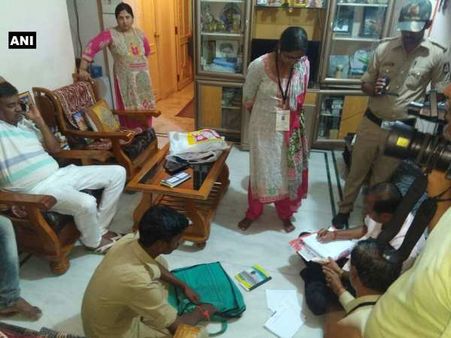 कर्नाटक में चुनाव से पहले बड़ी कार्रवाई, बीजेपी नेता के घर से 8 लाख रुपये जब्त