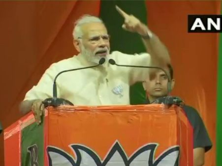 VIDEO: जब मोदी ने मोबाइल की लाइट जलवाकर लिया भाजपा को वोट देने का प्रोमिस