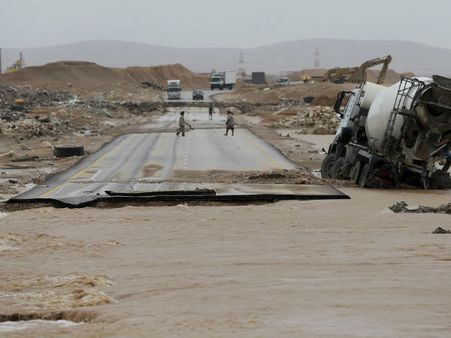 Video: ओमान के रेगिस्‍तान में एक ही दिन में हुई तीन साल की बारिश, 13 की मौत