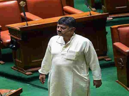 Karnataka: कांग्रेस के इस जाल में फंसी बीजेपी और येदुरप्पा को देना पड़ा इस्तीफा