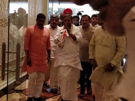 #KarnatakaFloorTest: हैदराबाद पहुंचे पूर्व सीएम सिद्धारमैया, कांग्रेस विधायकों संग की अहम बैठक