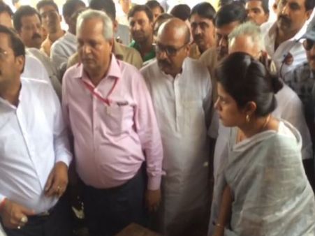 VIDEO: स्वाति सिंह को देखकर अपनी दुकानें छोड़कर भागने लगे दुकानदार, जमकर लगाई फटकार