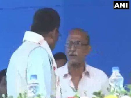 रिटायर्ड टीचर ने मंच पर गिनाईं मोदी सरकार की खामियां तो केंद्रीय मंत्री ने छीन ली माइक, कहा- ये क्‍या बेहूदगी है