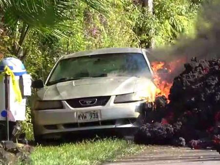 VIDEO: ज्वालामुखी से निकली ऐसी आग, चंद सेकेंड में कार हो गई राख