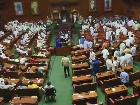 कर्नाटक: फ्लोर टेस्ट से पहले भाजपा का सदन से वॉकआउट