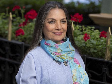 VIDEO: जीनत अमान संग 'हरे रामा हरे कृष्णा' पर थिरक रहीं शबाना आजमी, वीडियो वायरल