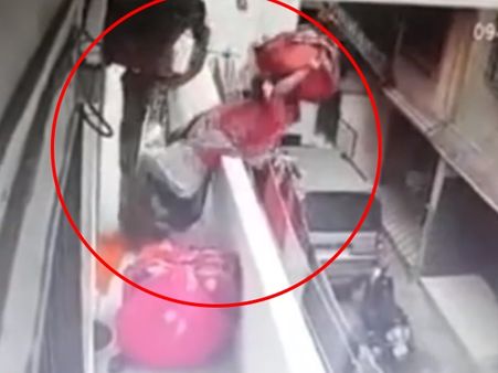 VIDEO: साड़ी बेचने वाली महिला अचानक खो बैठी अपना संतुलन, छत से नीचे गिर गई
