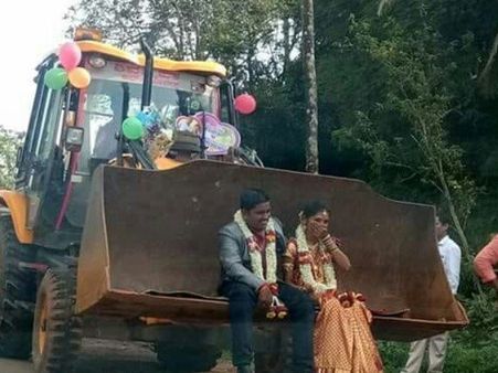 विदाई के बाद पत्नी को जेसीबी मशीन में घर ले गया शख्स