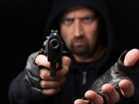 अपने मालिक को लुटेरों से बचाने में नौकरानी ने गंवाई जान