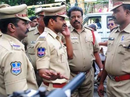 पत्नी से मिलने के लिए पुलिस को बेवकूफ बनाकर गाड़ी ले उड़ा शख्स, कुछ ही घंटों में हुआ गिरफ्तार