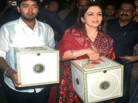 VIDEO: आकाश अंबानी-श्लोका मेहता का 'शानदार' वेडिंग इनविटेशन कार्ड सोशल पर वायरल