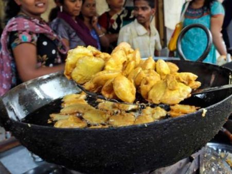 पीएम मोदी की बात सुन इस कांग्रेस कार्यकर्ता ने खोली पकौड़े की दुकान, चल पड़ा 'बिजनेस'