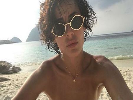 बीच पर Topless होकर एक्ट्रेस ने खिंचवाई फोटो, लोगों ने कहा-इसलिए पति ने छोड़ा था