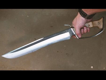 झगड़ा सुलझाने थाने पहुंचे पति-पत्नी, घरवालों में हुई लड़ाई तो चल गई तलावरें और चाकू