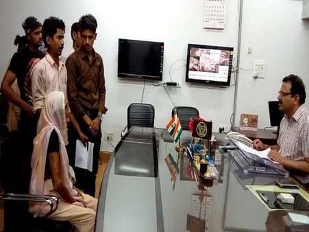फर्जी मुकदमों से तंग आकर गरीब परिवार ने मांगी इच्छामृत्यु