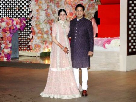 Video: आकाश अंबानी-श्लोका की प्री इंगेजमेंट पार्टी में बॉलीवुड का जमावड़ा, प्रियंका-निक भी हुए शामिल