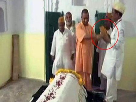 संत कबीर की मजार पर सीएम योगी ने टोपी पहनने से किया इंकार