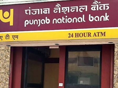 एटीएम लूटने आए चोरों ने मशीन में लगाई आग, जलकर खाक हुई 4 लाख की नकदी