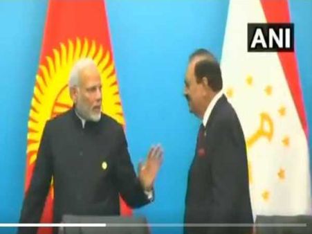 VIDEO: SCO समिट में पीएम मोदी ने पाकिस्तान के राष्ट्रपति से हाथ मिलाकर आतंकवाद पर चेताया