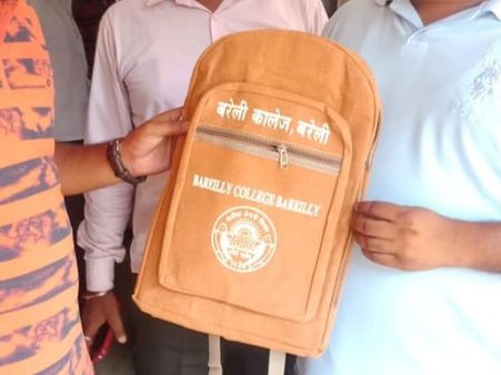 सरकारी बिल्डिंग के बाद अब कॉलेज बैग भी कर दिया भगवा, छात्र बोले- ये नहीं चलेगा