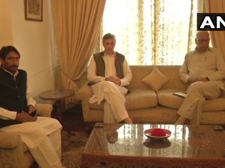 कश्मीर: राज्यपाल की सर्वदलीय बैठक में पहुंचे उमर अब्दुल्ला, सत शर्मा, मीर