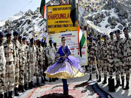 कंपा देने वाली सर्दी के बीच कत्थक नृत्य कर इस बेटी ने बनाया विश्व रिकार्ड