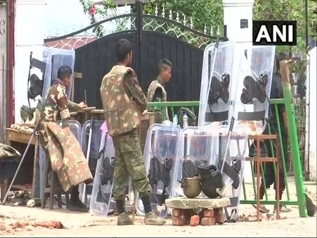Shillong Violence: शिलांग में कर्फ्यू जारी, इंटरनेट और मोबाइल पर भी रोक बरकरार
