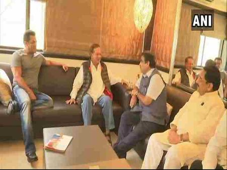 संपर्क फॉर समर्थन: सलमान के पिता से मिले गडकरी, सलमान भी थे मौजूद