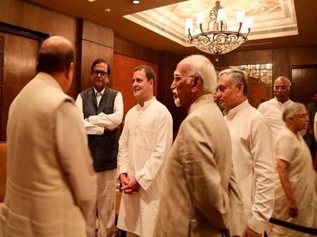 इफ्तार पार्टी के बाद राहुल गांधी ने कहा- पुराने दोस्त मिले, काम की बात हुई