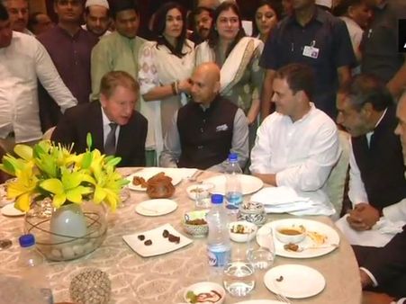 राहुल की इफ्तार पार्टी में पहुंचे प्रणब मुखर्जी औऱ प्रतिभा पाटिल