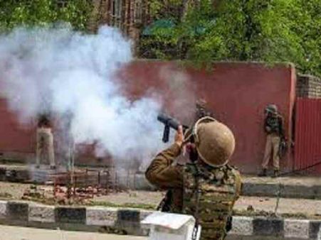 गोधरा: मामूली झगड़े के बाद सांप्रदायिक बवाल, पथराव करती भीड़ पर पुलिस ने दागे आंसू गैस के गोले