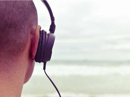 हेडफोन में करंट से गाना सुन रहे युवक के सिर में लगा तेज झटका, हुई मौत