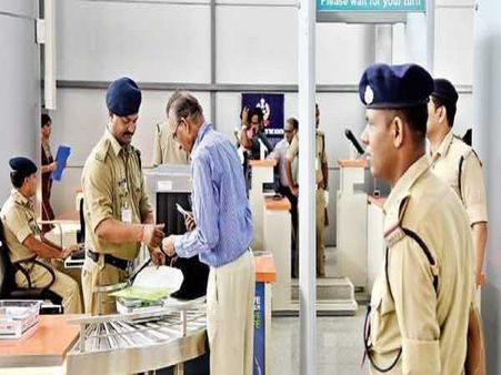 एयरपोर्ट पर तैनात CISF सुरक्षाकर्मियों को हिदायत, यात्रियों को स्माइल देने से बचें