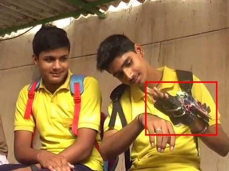 बच्चों ने बनाया 'आयरन मैन' जैसा ग्लब्स, गंदी हरकत करने वाले को लगेगा तगड़ा झटका