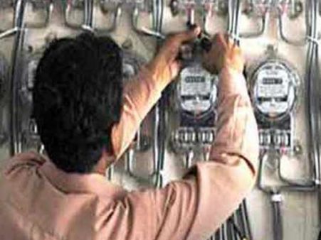 बिजली चोरी की ये तरकीब देख अधिकारी भी रह गए हैरान, लगाया चार लाख का जुर्माना