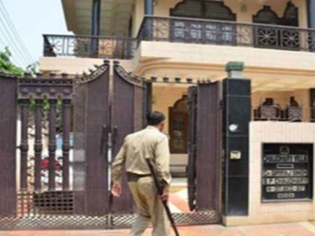 आयकर विभाग के छापे में अरबों का मालिक निकला नोएडा का इंजीनियर, कई शहरों में फैक्ट्री और होटल मिले