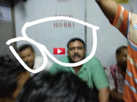 VIDEO: ब्‍वॉयफ्रेंड संग जींस पहनी युवती ने ट्रेन में मांगी सीट तो शख्‍स ने कहा- एक दूसरे की गोद में बैठ जाओ