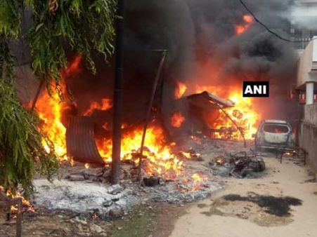 लखनऊ: कॉटन गोदाम में लभी भीषण आग, मौक पर फायर ब्रिगेड की कई गाड़ियां