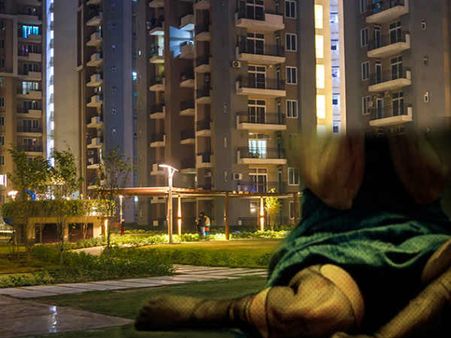 पॉश सोसायटी में महिला को देख 'गंदे इशारे' करने लगा युवक, कपड़े उतारे और लिफ्ट में खींचकर दुष्‍कर्म की कोशिश