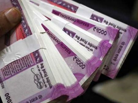 मां के इलाज के लिए परेशान बेटे के चेहरे पर लौटी खुशी, छोटी बच्ची लेकर आई खोए हुए 25000