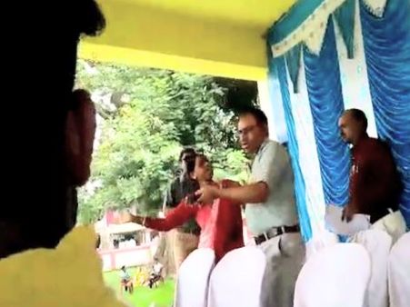 VIRAL वीडियो: पूर्व जिला अध्यक्ष ने सीईओ को भरी सभा में जड़ा थप्पड़