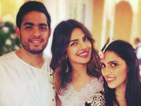 आकाश अंबानी और श्लोका की मेंहदी सेरेमनी, प्रियंका चोपड़ा ने शेयर की Photo