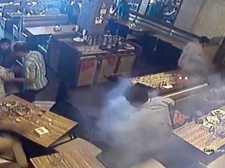 मुंबई: रेस्टोरेंट में बैठकर खा रहे थे खाना, अचानक जेब से निकलने लगा धुआ और फिर...