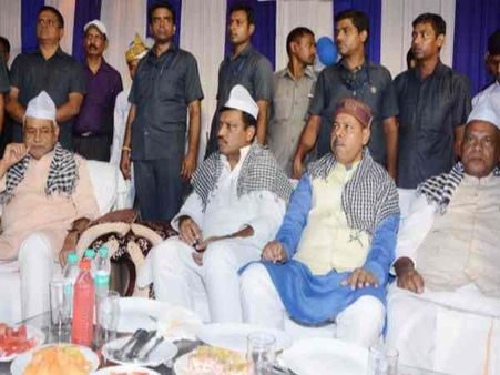 इफ्तार की दावत में राजद, कांग्रेस नेताओं के साथ बैठे नीतीश, हो रही चर्चा