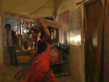 गोरखपुर: महिलाओं ने पुलिस पर लापरवाही का आरोप लगाते हुए पुलिस चौकी में की तोड़फोड़, देखें वीडियो