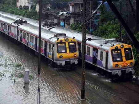 मुंबई में आफत बनी बारिश, अब तक 4 की मौत, मुंबई से अहमदाबाद की सभी ट्रेनें प्रभावित