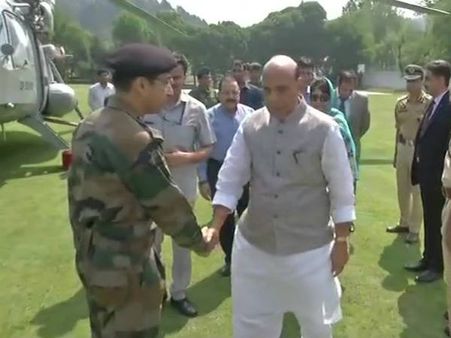 गृहमंत्री राजनाथ सिंह पहुंचे कुपवाड़ा, बॉर्डर इलाके में रह रहे लोगों से करेंगे मुलाकात