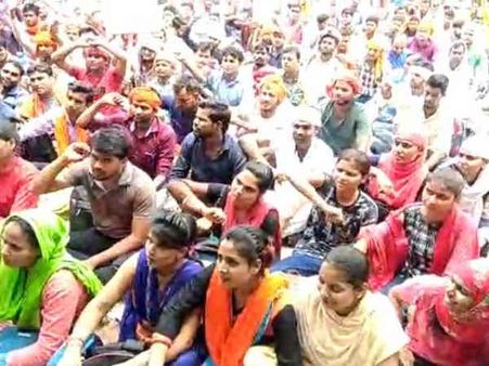 लखनऊ में शासन से नाराज शिक्षामित्रों ने अपनी मांगों को लेकर किया प्रदर्शन