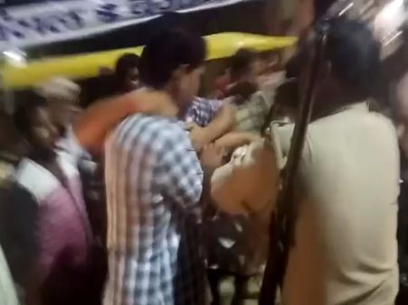 बेलगाम एसपीओ ने ग्राहक की लात-घूंसों से की पिटाई, देखें VIDEO